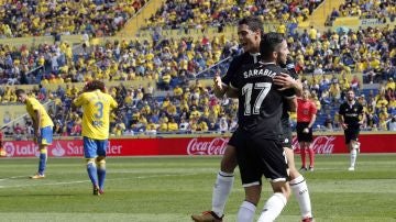 Sarabia y Ben Yedder se abrazan para celebrar un gol del Sevilla