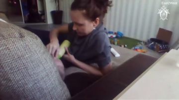 Una cámara oculta revela cómo la niñera maltrata al bebé de ocho meses