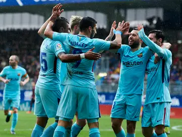 Los jugadores del Barcelona se abrazan para celebrar un gol Los jugadores del Barcelona se abrazan para celebrar un gol