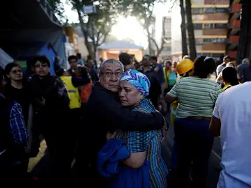 Dos personas se abrazan tras sentir el terremoto que ha sacudido México Dos personas se abrazan tras sentir el terremoto que ha sacudido México