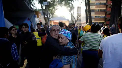 Dos personas se abrazan tras sentir el terremoto que ha sacudido México Dos personas se abrazan tras sentir el terremoto que ha sacudido México