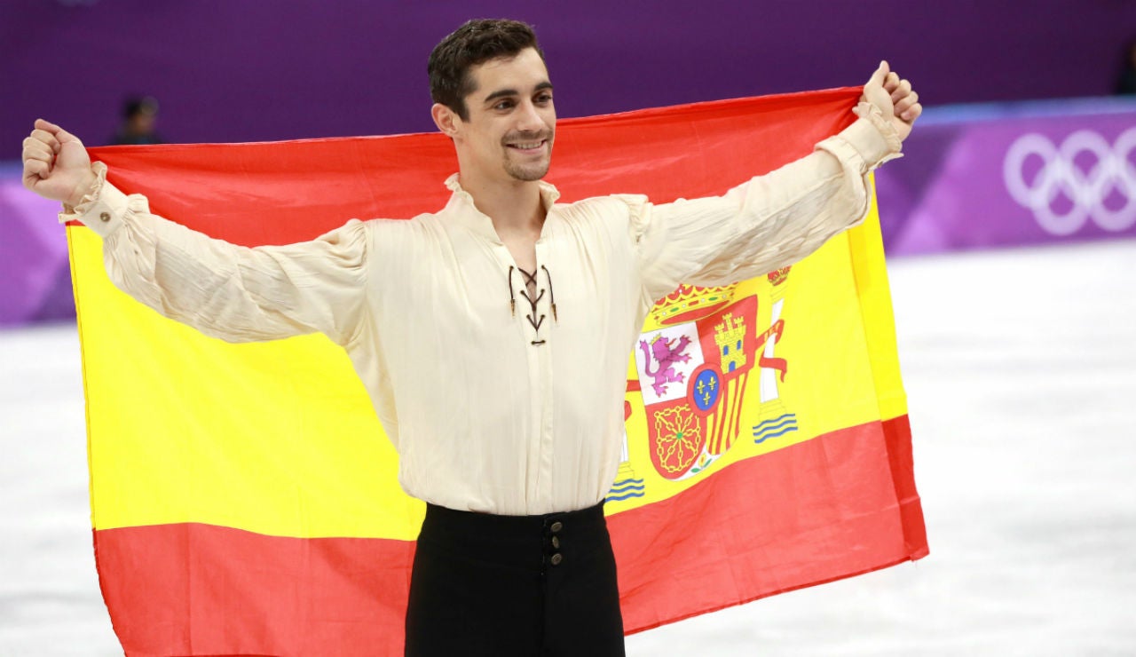 Javier Fernández, con la bandera de España Javier Fernández, con la bandera de España