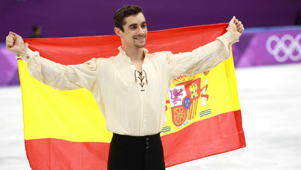 Javier Fernández, con la bandera de España