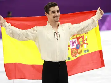 Javier Fernández, con la bandera de España Javier Fernández, con la bandera de España