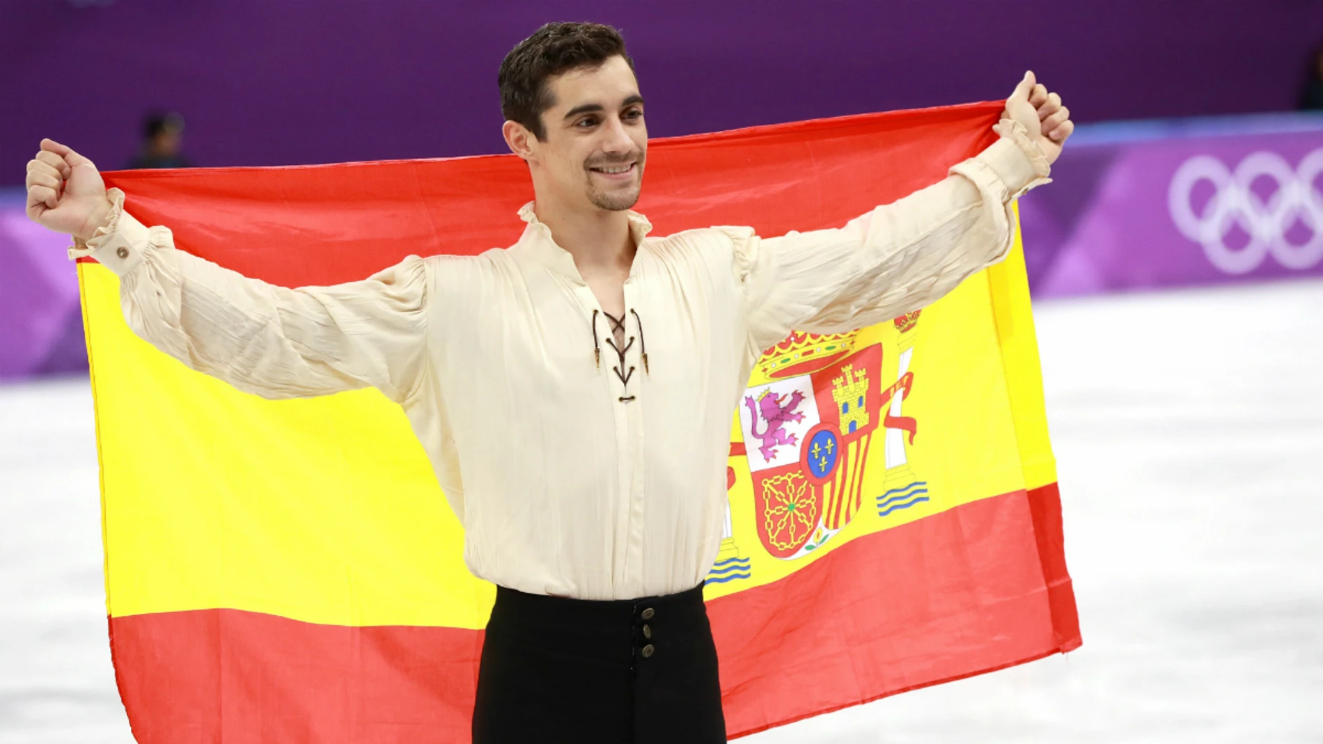 Javier Fernández, con la bandera de España Javier Fernández, con la bandera de España