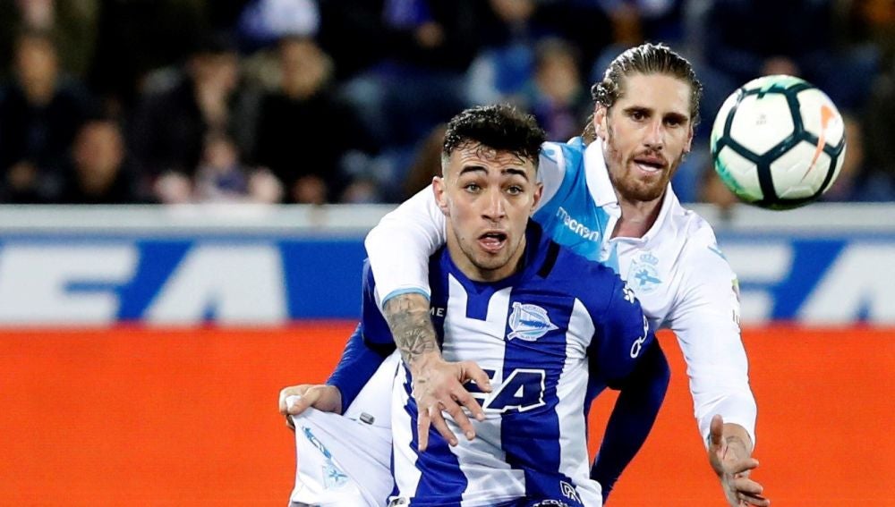Munir disputa un balón con Albentosa
