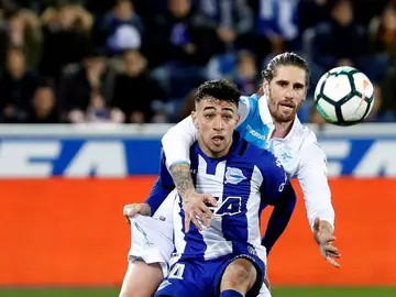 Munir disputa un balón con Albentosa Munir disputa un balón con Albentosa