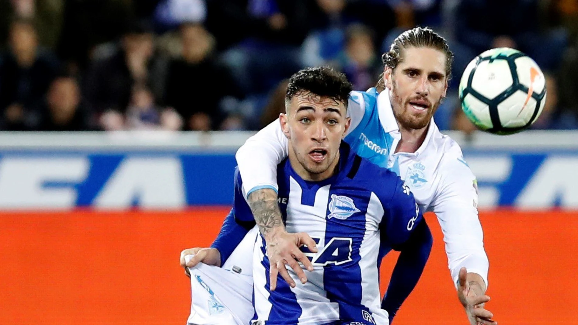 Munir disputa un balón con Albentosa Munir disputa un balón con Albentosa