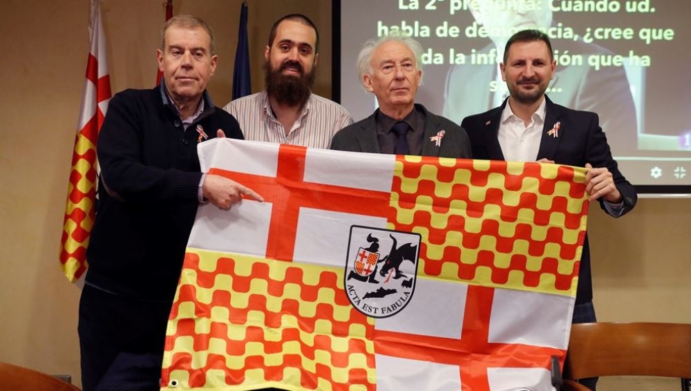 El presidente de Tabarnia en el exilio, Albert Boadella, posa junto al periodista y portavoz de Tabarnia, Jaume Vives, el periodista y miembro de la plataforma Tomás Guasch, y el miembro de Barcelona is not Catalonia