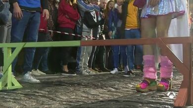 Mas de 500 participantes corren disfrazados y sobre plataformas en la carrera carnavalesca 'Mascarita ponte tacón' en Tenerife