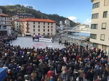 Vecinos de Ondarroa recuerdan a Ekai, el joven que se quitó la vida a la espera de recibir tratamiento hormonal Vecinos de Ondarroa recuerdan a Ekai, el joven que se quitó la vida a la espera de recibir tratamiento hormonal