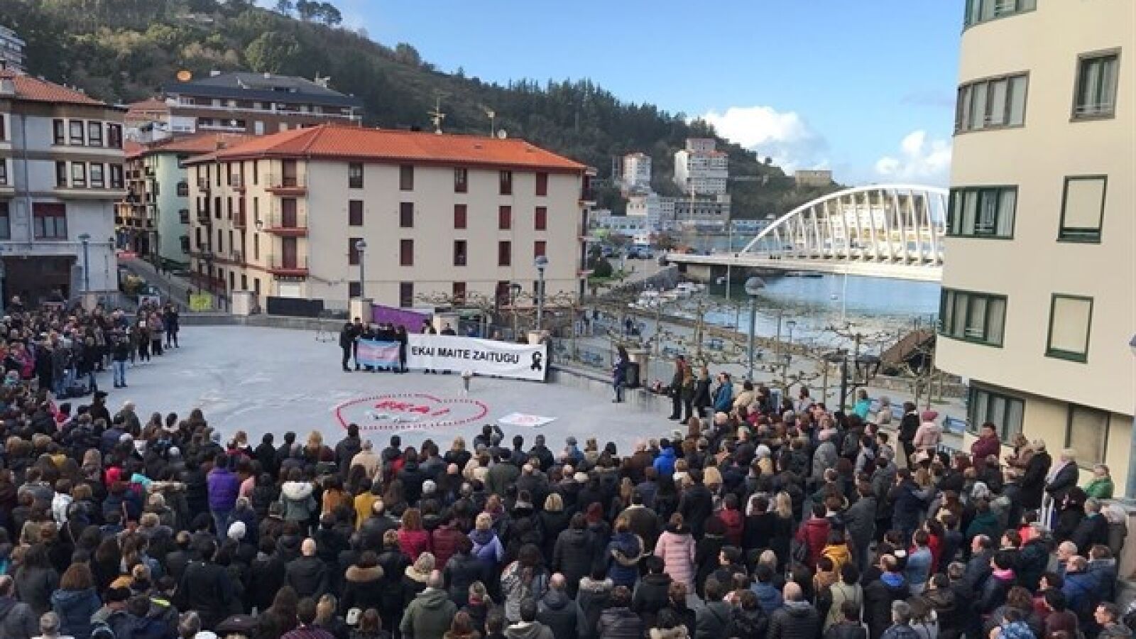 Emoción en el homenaje en Ondarroa a Ekai, el adolescente transexual que se suicidó este jueves