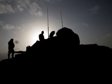 Soldados turcos junto a milicias aliadas del Ejército Libre de Siria (ELS), en el cantón kurdosirio de Afrín