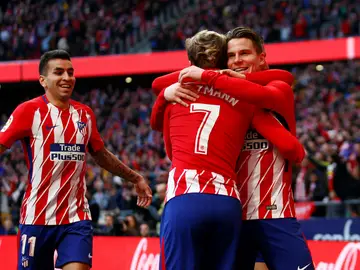 Griezmann se abraza a Gameiro Griezmann se abraza a Gameiro