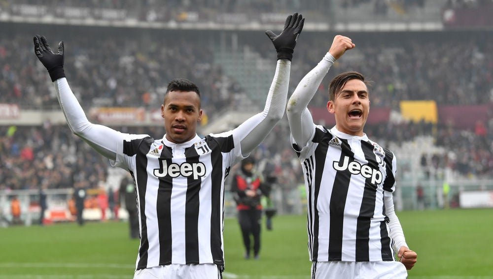 Álex Sandro y Dybala celebran el triunfo de la Juve