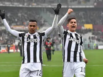 Álex Sandro y Dybala celebran el triunfo de la Juve Álex Sandro y Dybala celebran el triunfo de la Juve