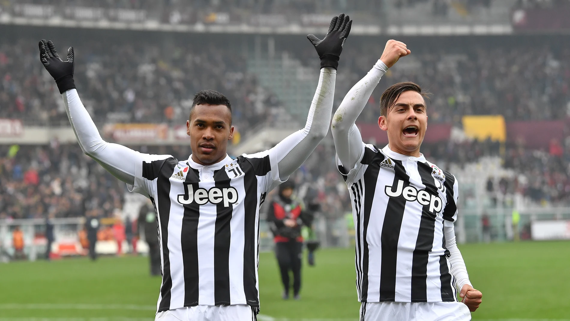 Álex Sandro y Dybala celebran el triunfo de la Juve Álex Sandro y Dybala celebran el triunfo de la Juve