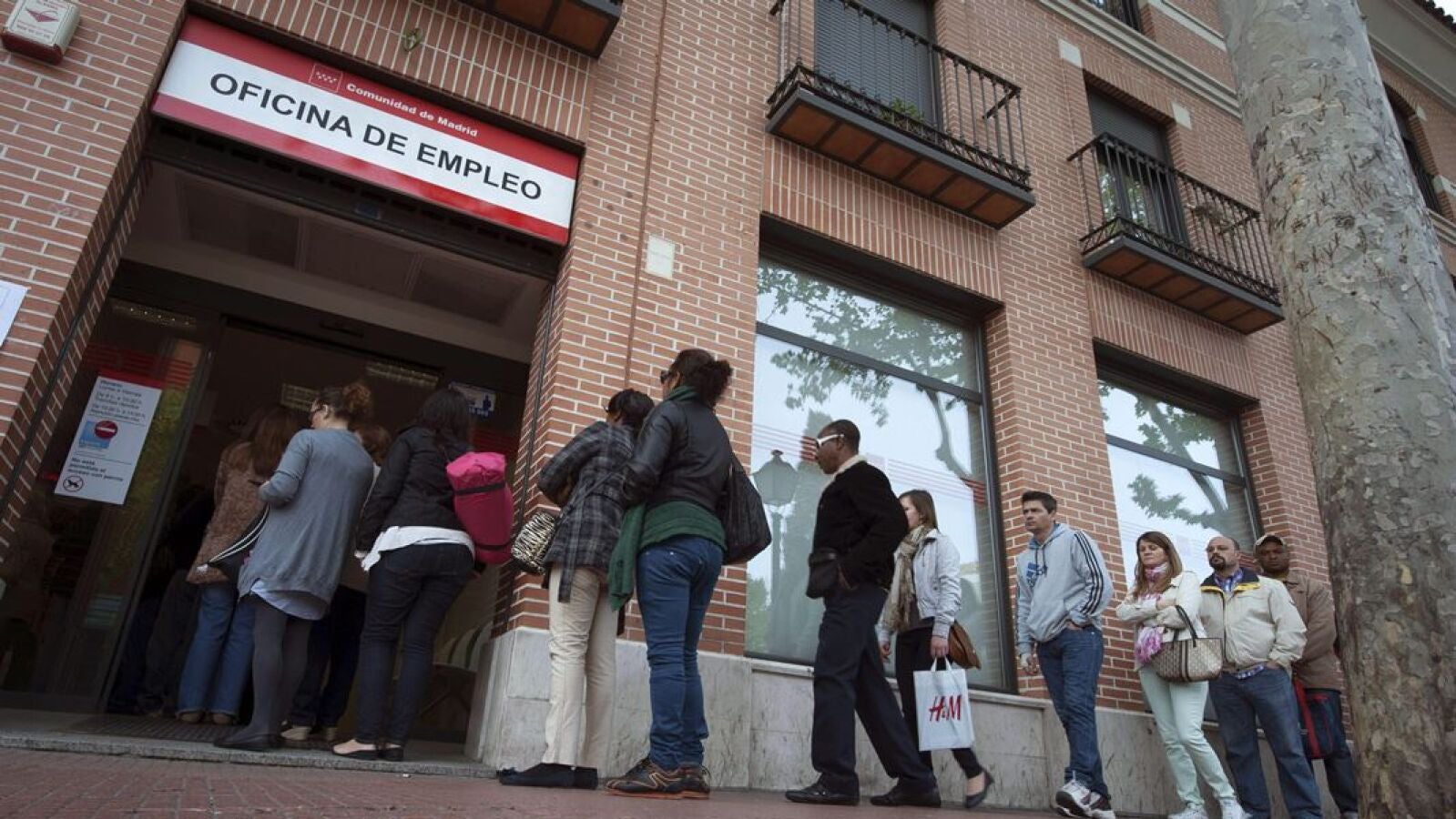 Una mujer entre 35 y 44 años y con un alto nivel educativo, el perfil del parado en España