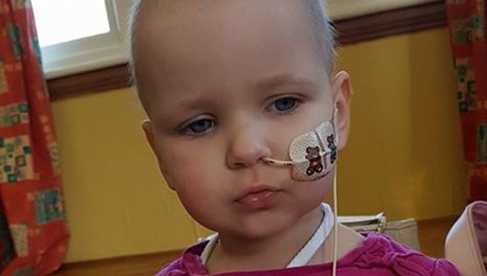 La pequeña Tazmin durante su tratamiento contra la leucemia