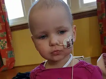 La pequeña Tazmin durante su tratamiento contra la leucemia La pequeña Tazmin durante su tratamiento contra la leucemia