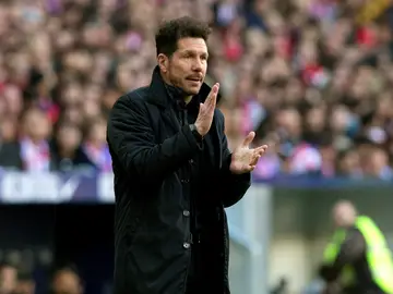 Simeone aplaude desde la banda Simeone aplaude desde la banda