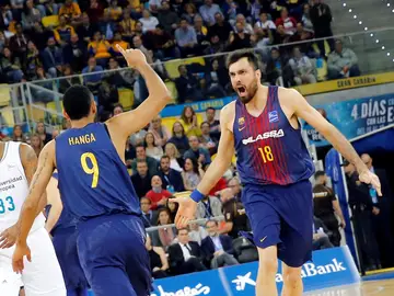 Orriola y Hanga, eufóricos tras lograr una canasta con el Barcelona Orriola y Hanga, eufóricos tras lograr una canasta con el Barcelona