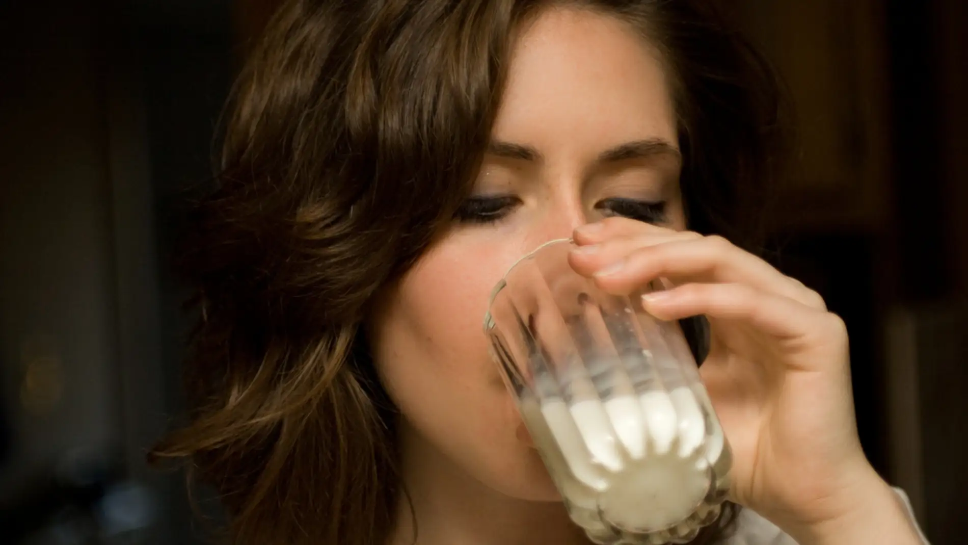 Ahora resulta que lo de beber leche para aprovechar el calcio tampoco es la panacea.