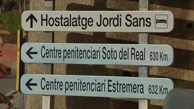 Ullastrell coloca carteles que marcan la distancia a la que están las cárceles de Estremera y Soto del Real desde Barcelona