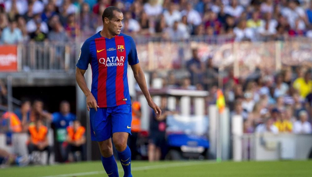 Rivaldo en un partido con el Barcelona