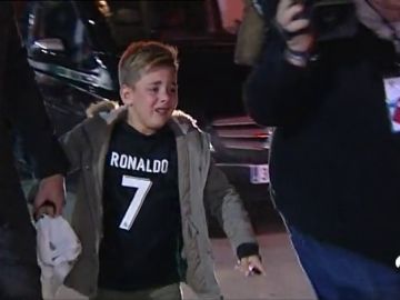 La desesperación de un niño por conseguir la firma de Cristiano Ronaldo La desesperación de un niño por conseguir la firma de Cristiano Ronaldo