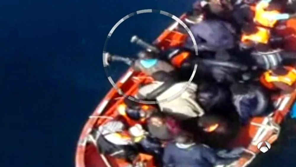 Rescatados 36 inmigrantes en una patera cerca de la isla de Alborán