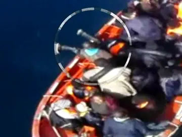 Rescatados 36 inmigrantes en una patera cerca de la isla de Alborán Rescatados 36 inmigrantes en una patera cerca de la isla de Alborán