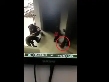 Momento en el que la niña se cae Momento en el que la niña se cae