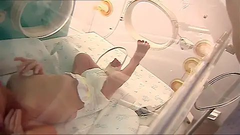 Dos doctoras del Hospital La Fe de Valencia han recuperado más de mil bebés que nacieron pesando menos de un kilo Dos doctoras del Hospital La Fe de Valencia han recuperado más de mil bebés que nacieron pesando menos de un kilo