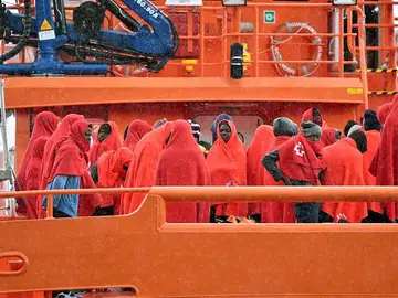 Llegada al puerto de Almería de un grupo de migrantes, en una imagen de archivo. Llegada al puerto de Almería de un grupo de migrantes, en una imagen de archivo.