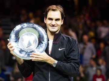 Federer posa con el trofeo de campeón en Rotterdam