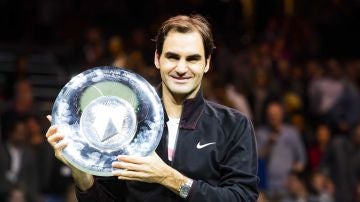 Federer posa con el trofeo de campeón en Rotterdam