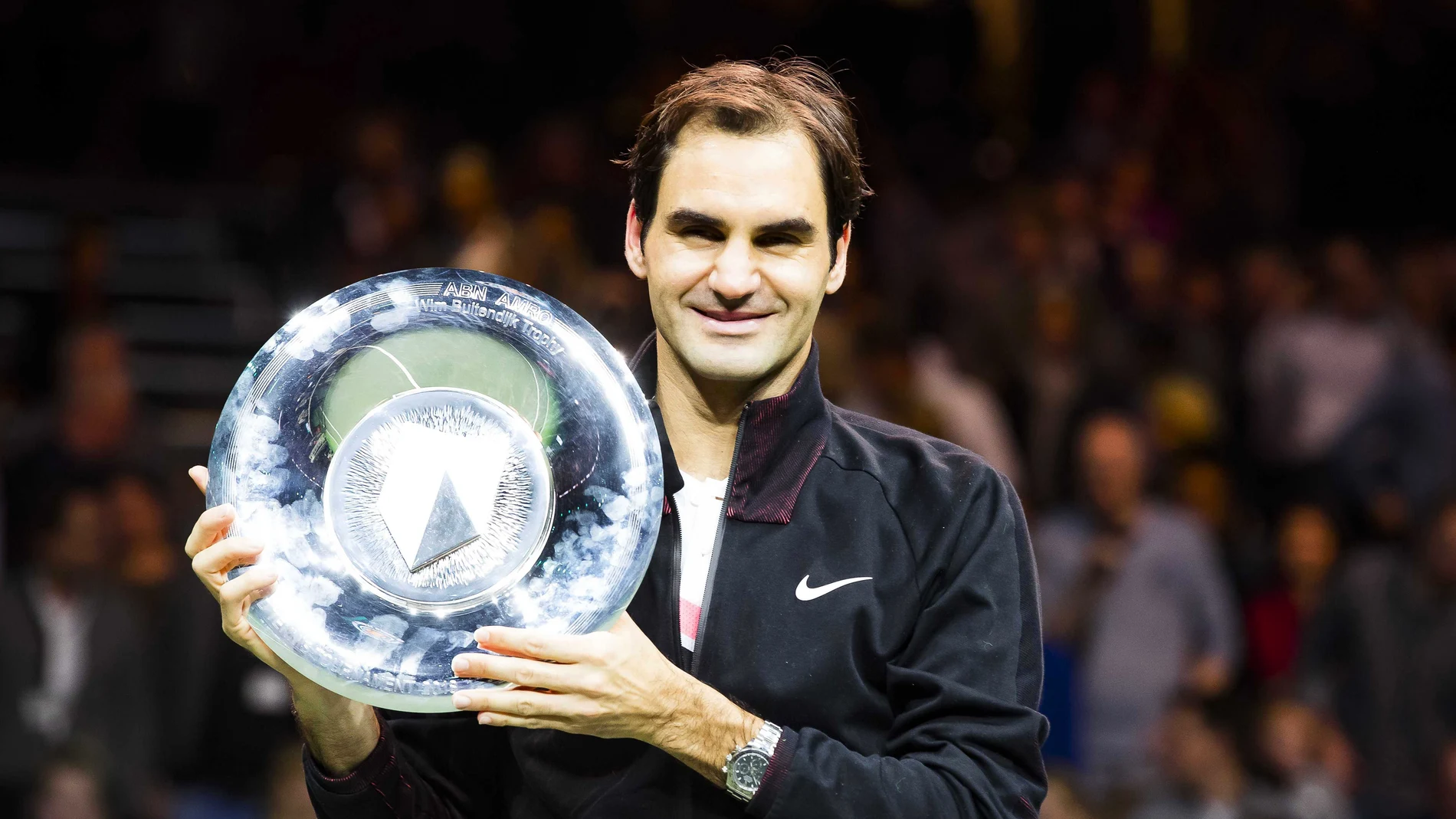 Federer posa con el trofeo de campeón en Rotterdam Federer posa con el trofeo de campeón en Rotterdam