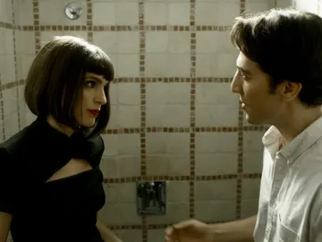 Carol, muerta de celos al ver a Miguel con otra chica Carol, muerta de celos al ver a Miguel con otra chica