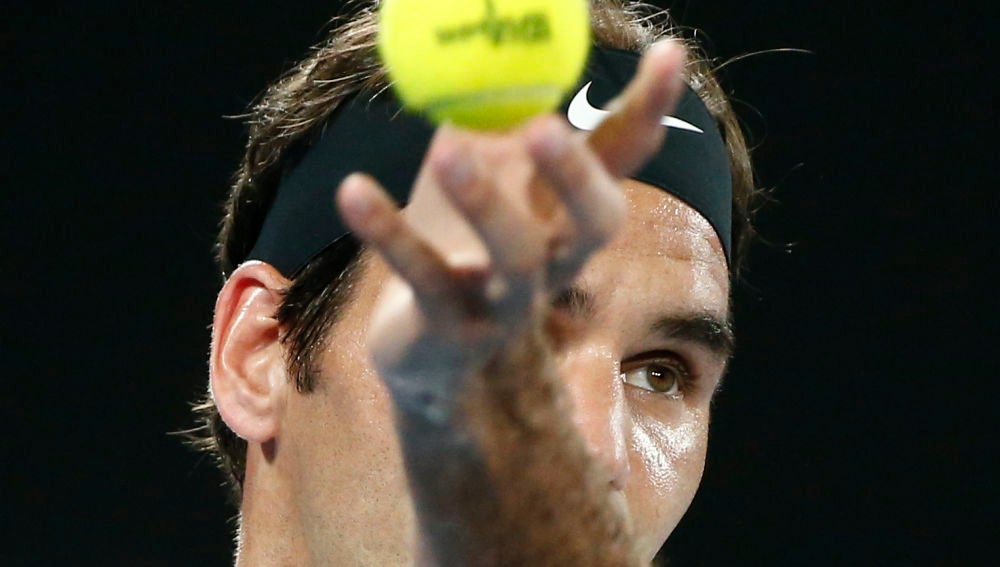 Federer se dispone a sacar durante un partido del Open de Australia