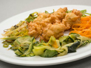 Buñuelos de bacalao con verduras a la plancha