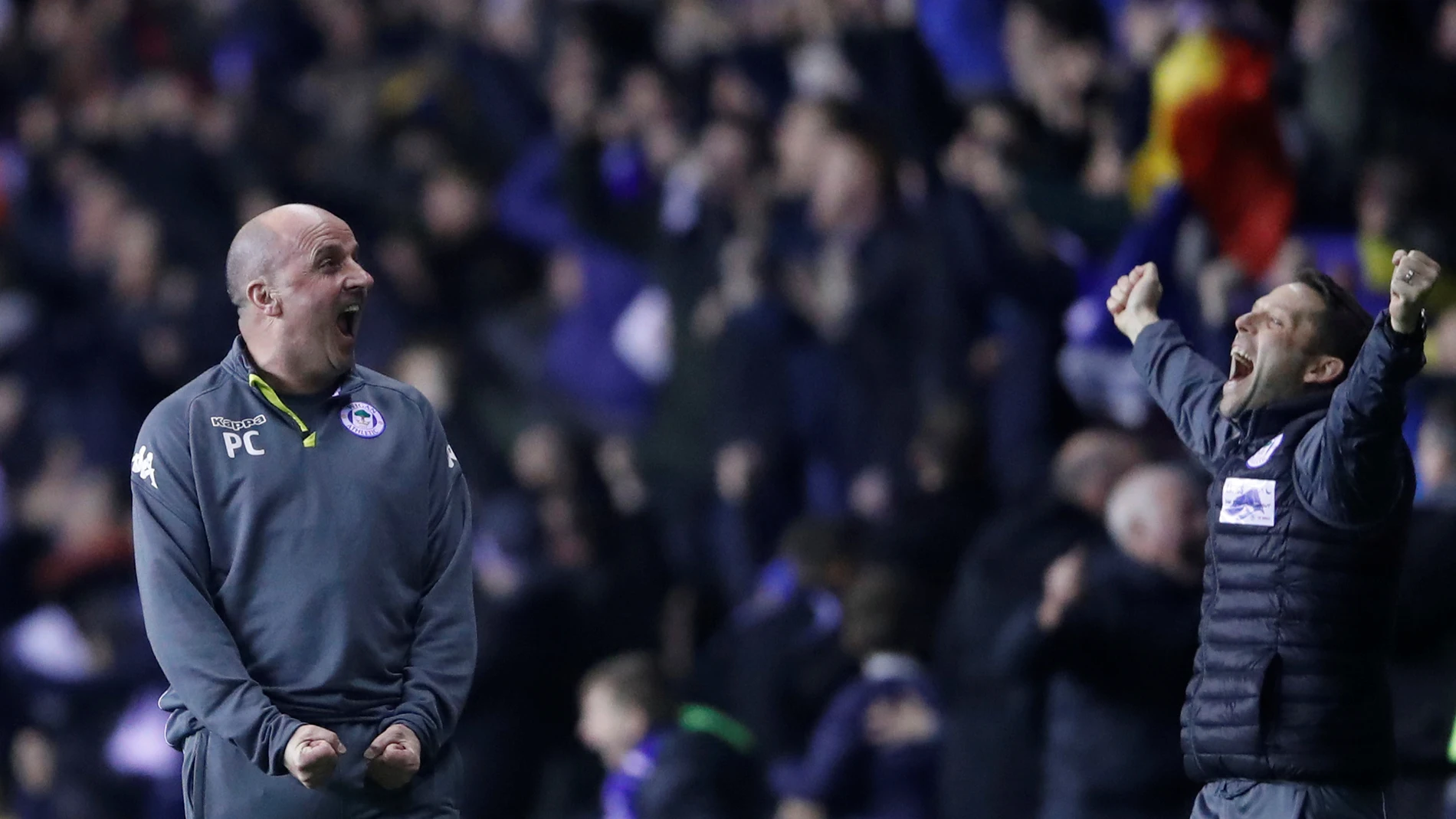 Paul Cook, entrenador del Wigan, celebra la victoria ante el City Paul Cook, entrenador del Wigan, celebra la victoria ante el City