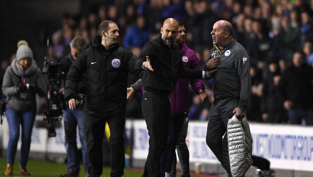 Guardiola discute con Paul Cook, técnico del Wigan