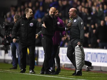 Guardiola discute con Paul Cook, técnico del Wigan Guardiola discute con Paul Cook, técnico del Wigan