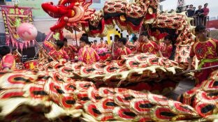 Varias personas participan en la celebraci&oacute;n del tercer d&iacute;a del A&ntilde;o del Perro con la tradicional danza del Drag&oacute;n y del Le&oacute;n, en Kowloon, Hong Kong, China