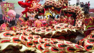 Año Nuevo Chino (20-02-2018) Varias personas participan en la celebración del tercer día del Año del Perro con la tradicional danza del Dragón y del León, en Kowloon, Hong Kong, China