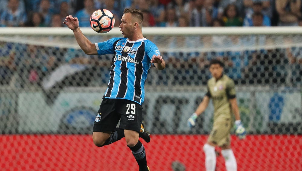 Arthur, en un partido con Gremio