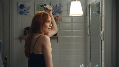 Elena estropea sus bodas de estaño con la corbata estranguladora