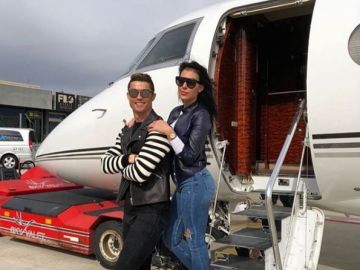 Cristiano Ronaldo junto a Georgina en su avión privado