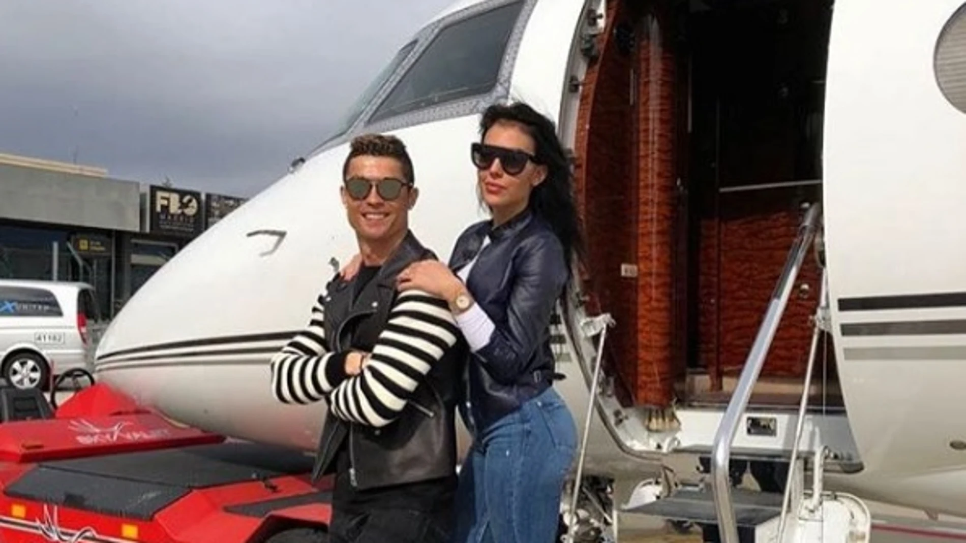 Cristiano Ronaldo junto a Georgina en su avión privado Cristiano Ronaldo junto a Georgina en su avión privado